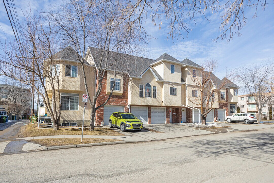 1221 1 St NE in Calgary, AB - Building Photo