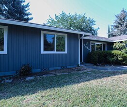 2670 Fijian Way in Medford, OR - Building Photo - Building Photo