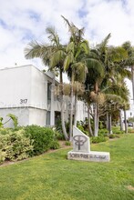317 Pine Ave in Carlsbad, CA - Foto de edificio - Building Photo