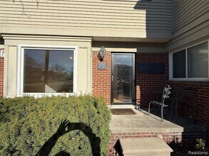 1111 Holland St in Birmingham, MI - Foto de edificio - Building Photo