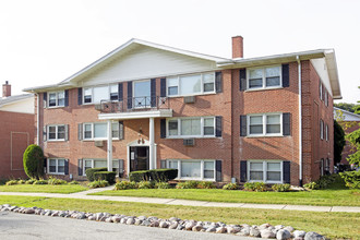 Colonial Court Apartments in Hickory Hills, IL - Building Photo - Building Photo