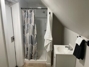 14 Dinsmore St, Unit 4 in Skowhegan, ME - Foto de edificio - Building Photo