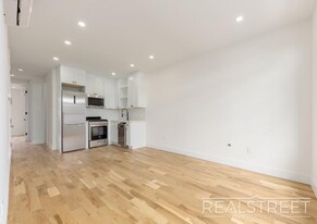 10 Marconi Pl in Brooklyn, NY - Building Photo