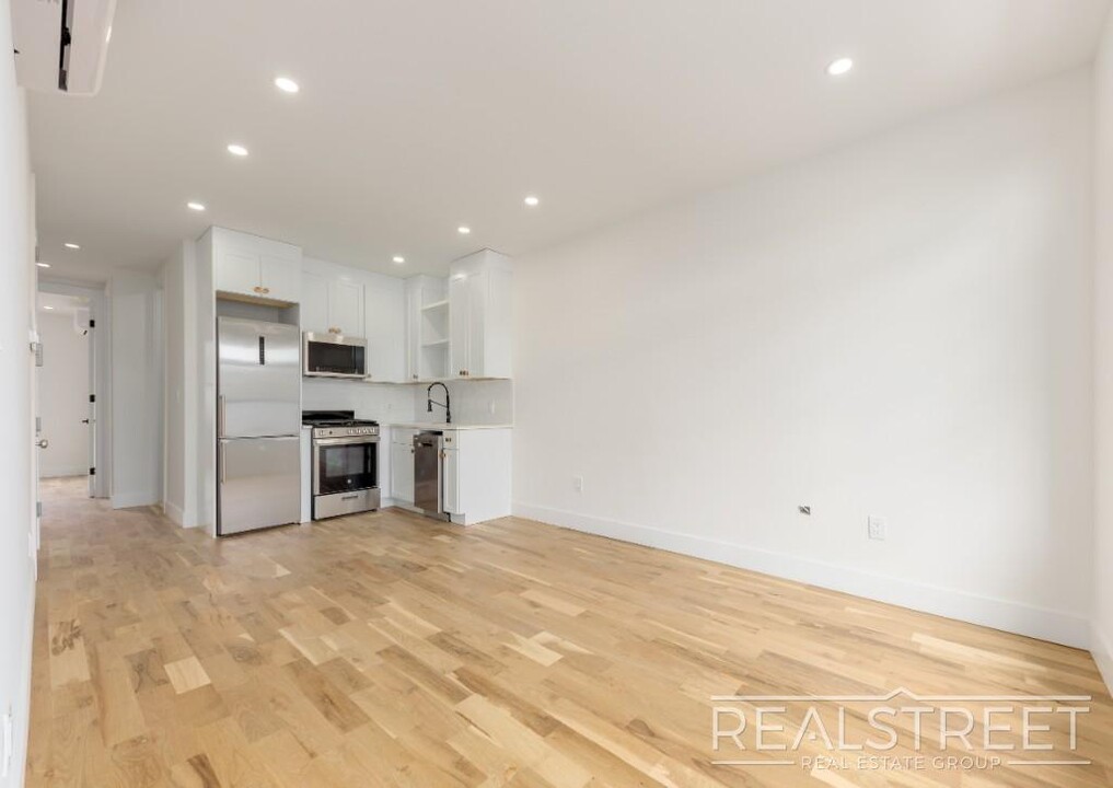 10 Marconi Pl in Brooklyn, NY - Building Photo