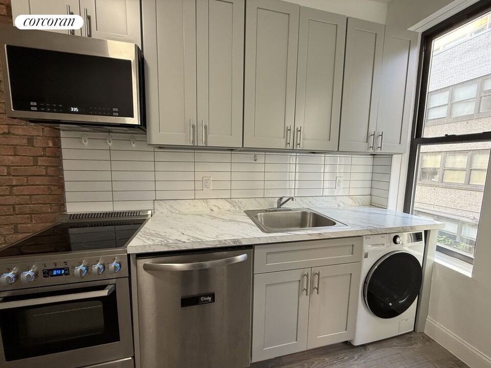 321 E 93rd St in New York, NY - Building Photo