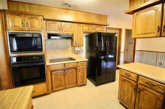 1812 E Bankhead Dr in Weatherford, TX - Building Photo - Building Photo