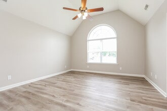 1912 Guildford Dr in La Vergne, TN - Building Photo - Building Photo