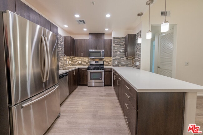 124 W Colorado St in Glendale, CA - Building Photo - Building Photo