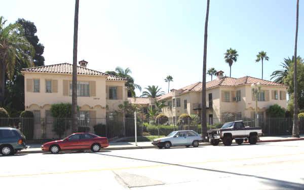 Garrett Gardens in Los Angeles, CA - Building Photo