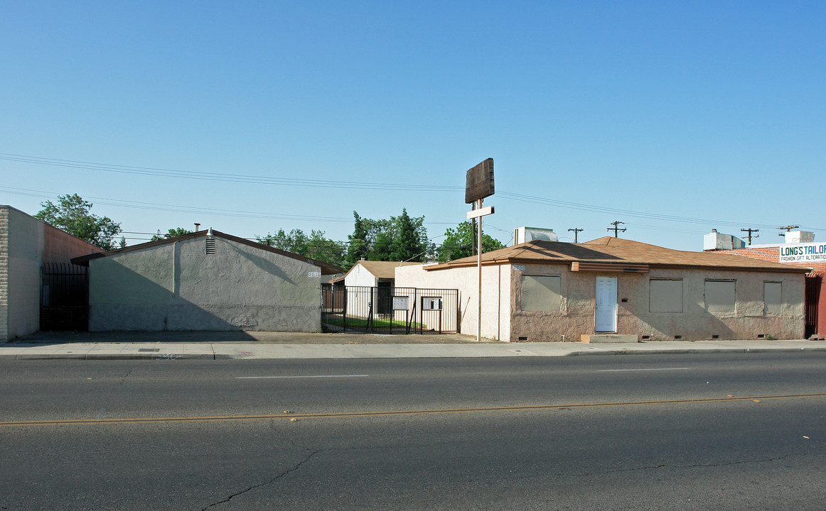 3036 E Olive Ave in Fresno, CA - Building Photo