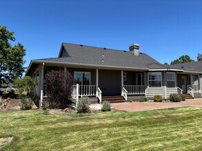 20865 Dione Way in Bend, OR - Building Photo - Building Photo