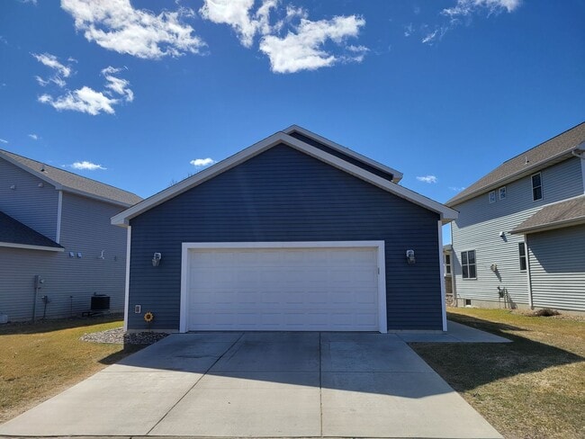 1790 Greenwood Valley Dr in River Falls, WI - Building Photo - Building Photo