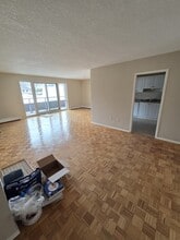 1061 Queen's Blvd in Kitchener, ON - Building Photo - Building Photo