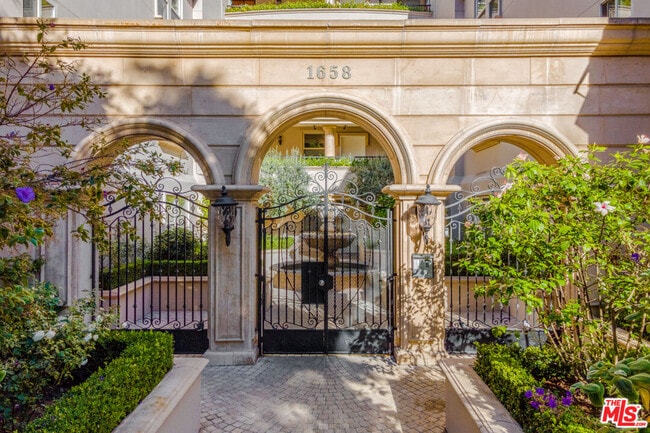 1658 Camden Ave-Unit -102 in Los Angeles, CA - Building Photo - Building Photo