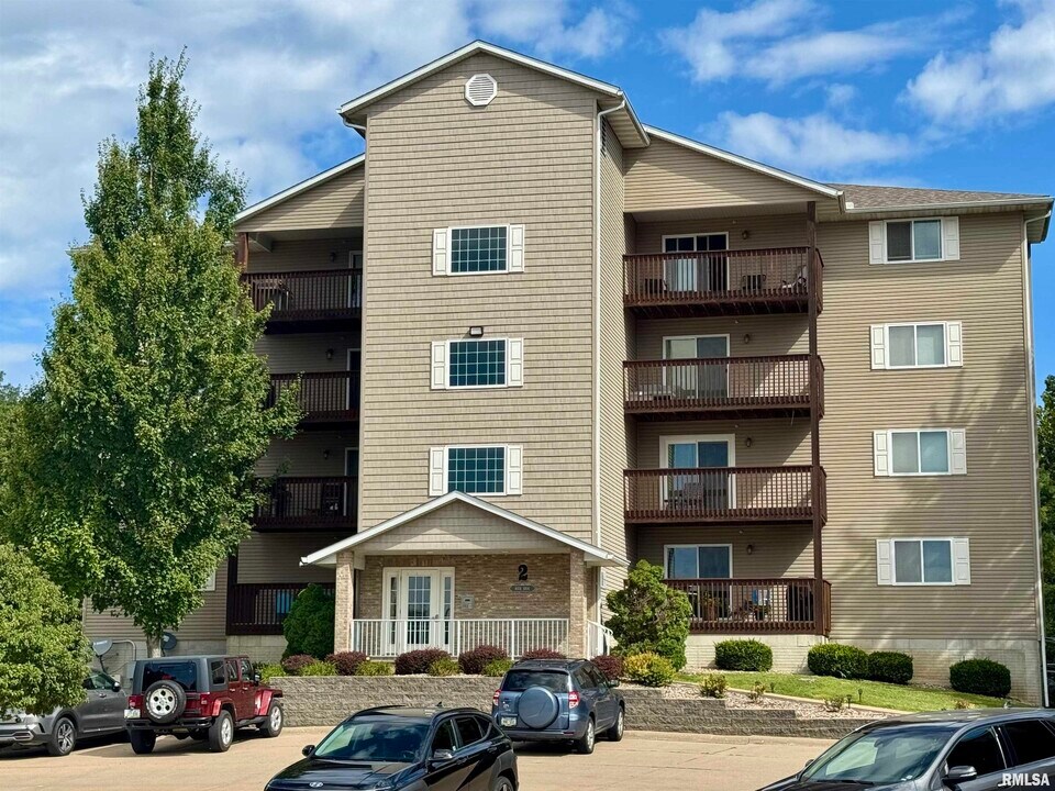 4102 Creek Hill Dr in Bettendorf, IA - Building Photo