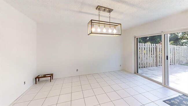 8422 SW 44th Pl in Davie, FL - Building Photo - Building Photo