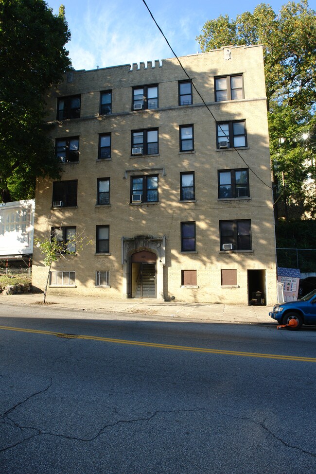 275 Mclean Ave in Yonkers, NY - Foto de edificio - Building Photo