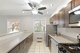826 E Henry Clay St in Whitefish Bay, WI - Building Photo - Building Photo