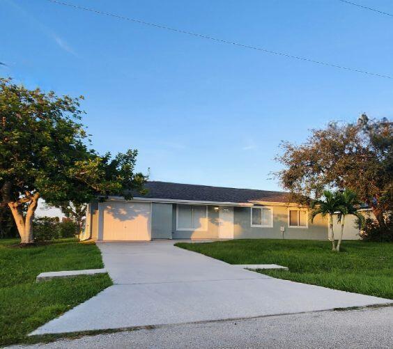 2257 SE Seamist St in Port St. Lucie, FL - Foto de edificio - Building Photo