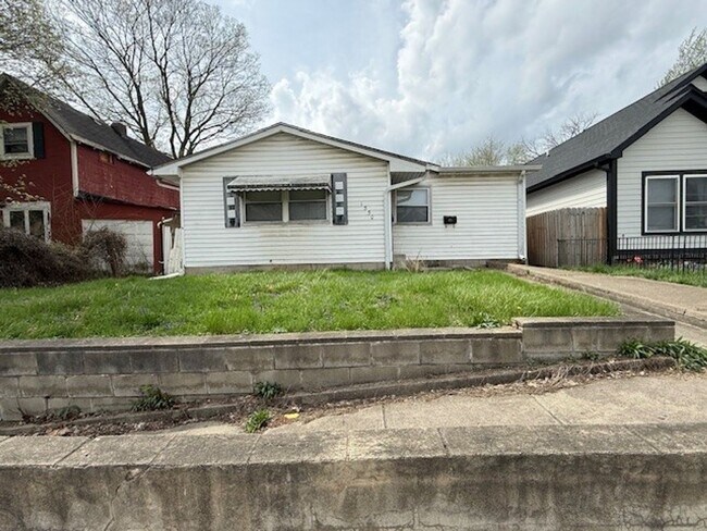 LARGE 4BR ONE LEVEL HOME WITH A GREAT FLOORPLAN.  TONS OF SPACE! in Indianapolis, IN - Building Photo - Building Photo