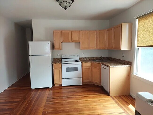 16 Lilley St in Manchester, CT - Building Photo - Building Photo
