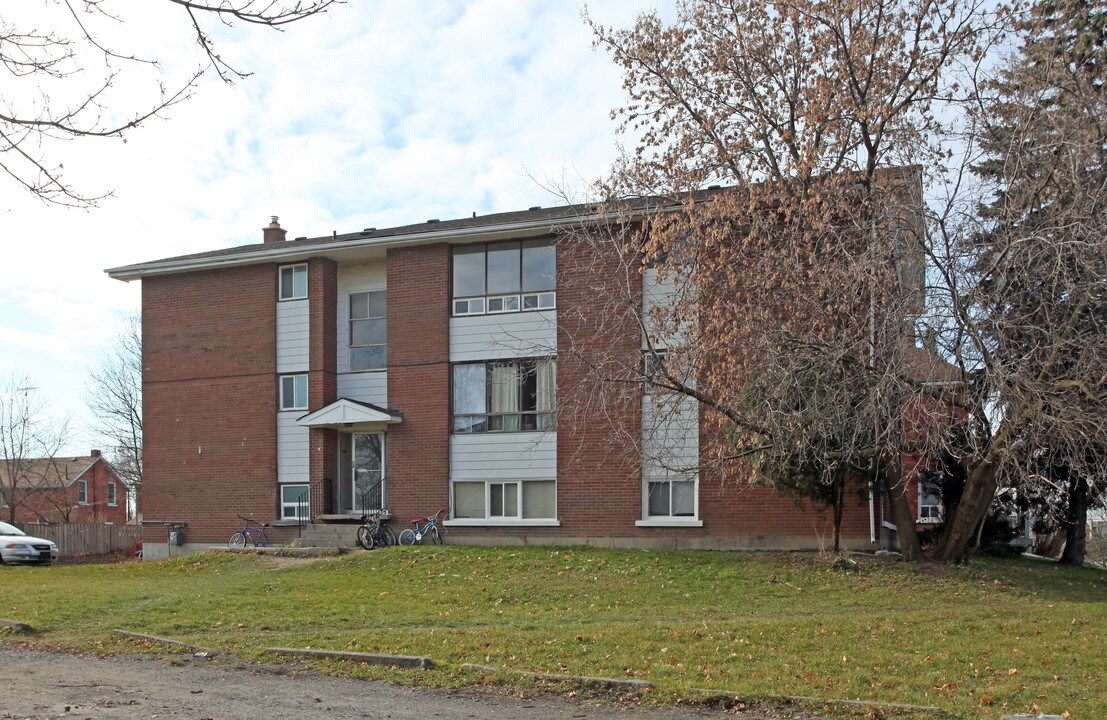 11 Fairbanks St in Oshawa, ON - Building Photo