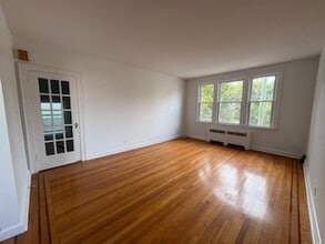 786 Avenue C, Unit 2 in Bayonne, NJ - Foto de edificio - Building Photo