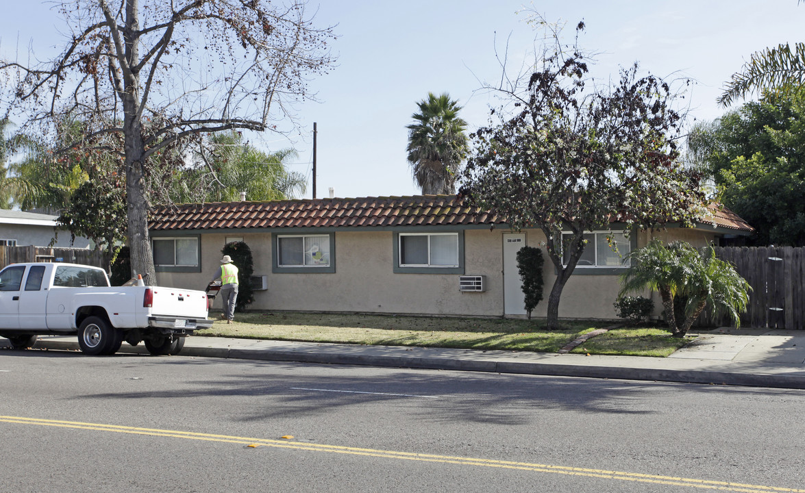 811 E Washington Ave in Escondido, CA - Foto de edificio