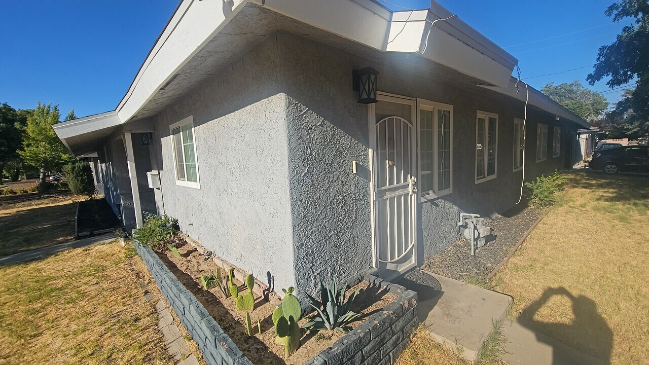 45010 18th St W in Lancaster, CA - Building Photo