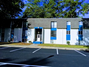 Pine Crest Apartments in North Augusta, SC - Foto de edificio - Building Photo