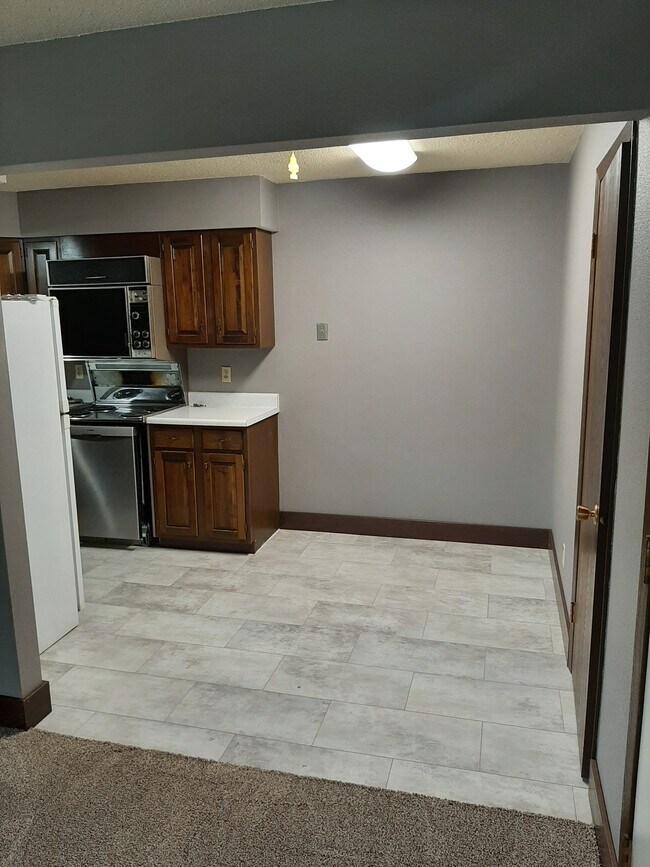 584 12th St SE, Unit #8 in Le Mars, IA - Foto de edificio - Building Photo