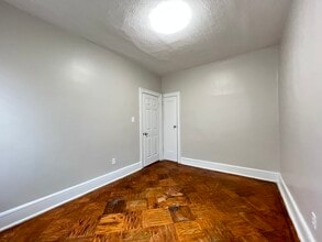 57 Linden Ave, Unit 303 in Jersey City, NJ - Foto de edificio - Building Photo