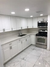 1555 W 44th Pl, Unit 334 in Hialeah, FL - Building Photo - Building Photo