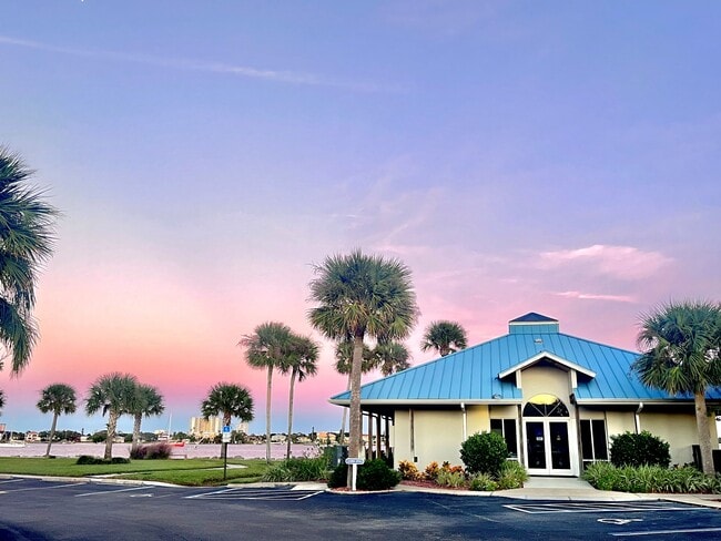 Sailpoint Bay Apartments in Daytona Beach, FL - Foto de edificio - Building Photo