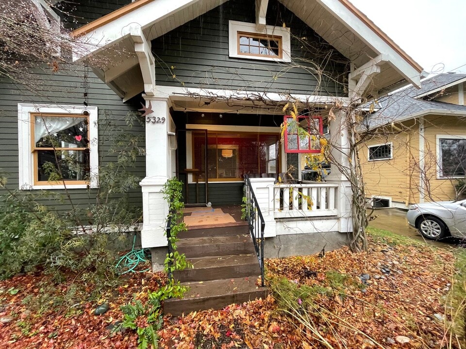 5329 SE 70th Ave in Portland, OR - Building Photo