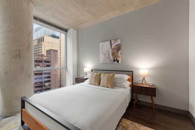215 W Lake St in Chicago, IL - Building Photo - Building Photo