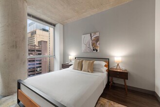 215 W Lake St in Chicago, IL - Building Photo - Building Photo