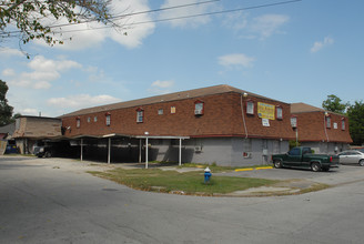 Villa Frederick Apartments in Houston, TX - Building Photo - Building Photo