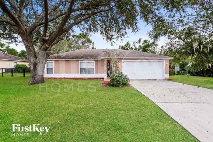 739 N Midland Dr in Deltona, FL - Foto de edificio