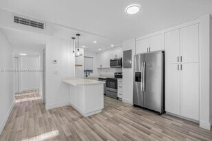 110 Fontainebleau Blvd, Unit 202 in Miami, FL - Building Photo