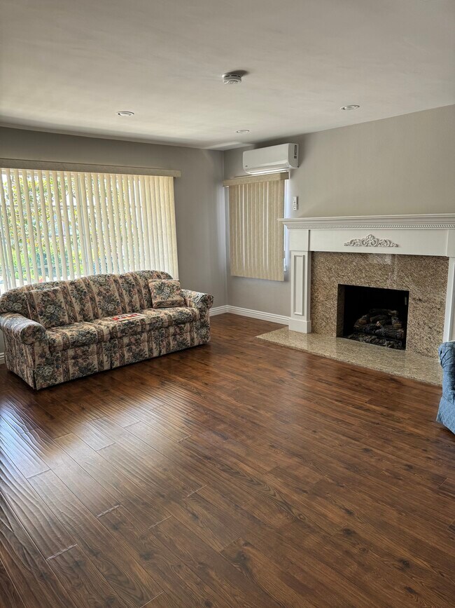 6247 Oak Crest Way in Los Angeles, CA - Building Photo - Building Photo