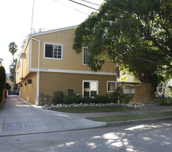 10932 Bloomfield St in North Hollywood, CA - Foto de edificio - Building Photo