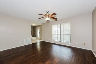 5212 Creek Valley Dr in Arlington, TX - Foto de edificio - Building Photo