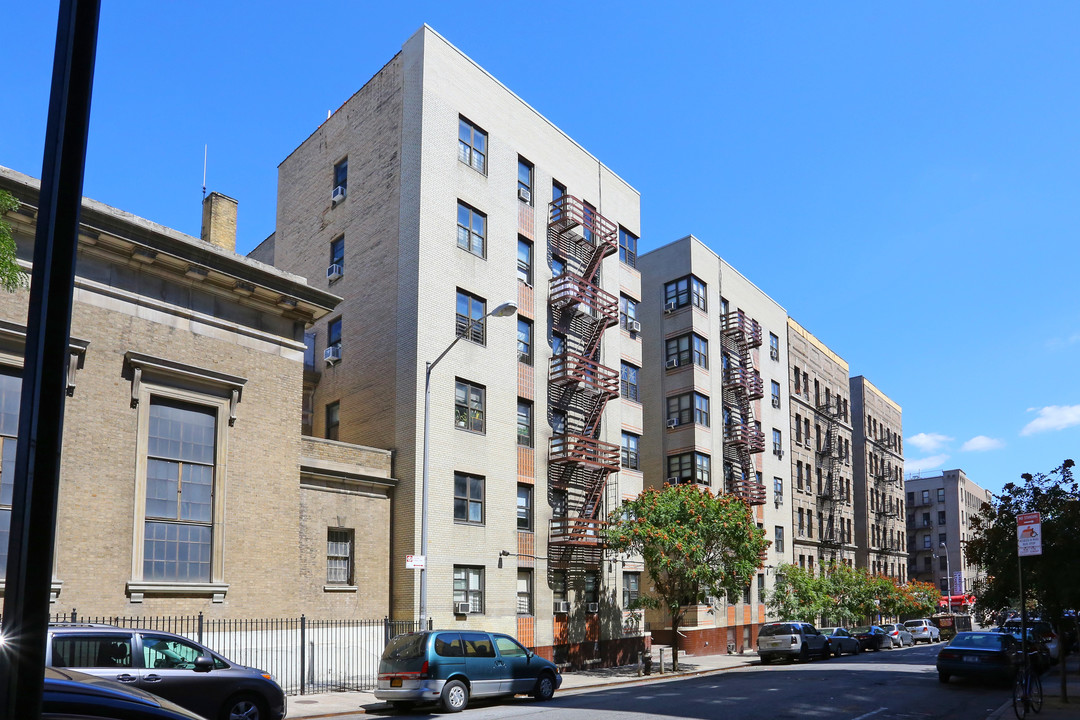 609 W 174th St in New York, NY - Building Photo