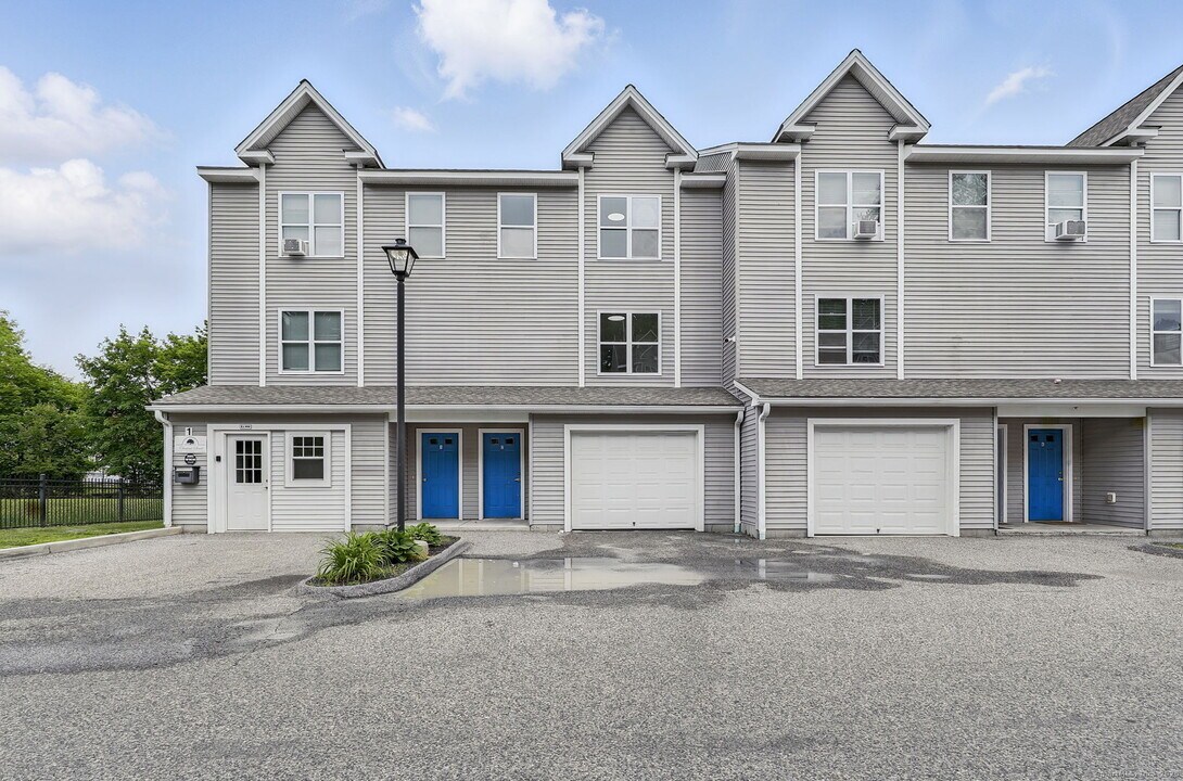 62 Chestnut St in Danbury, CT - Building Photo