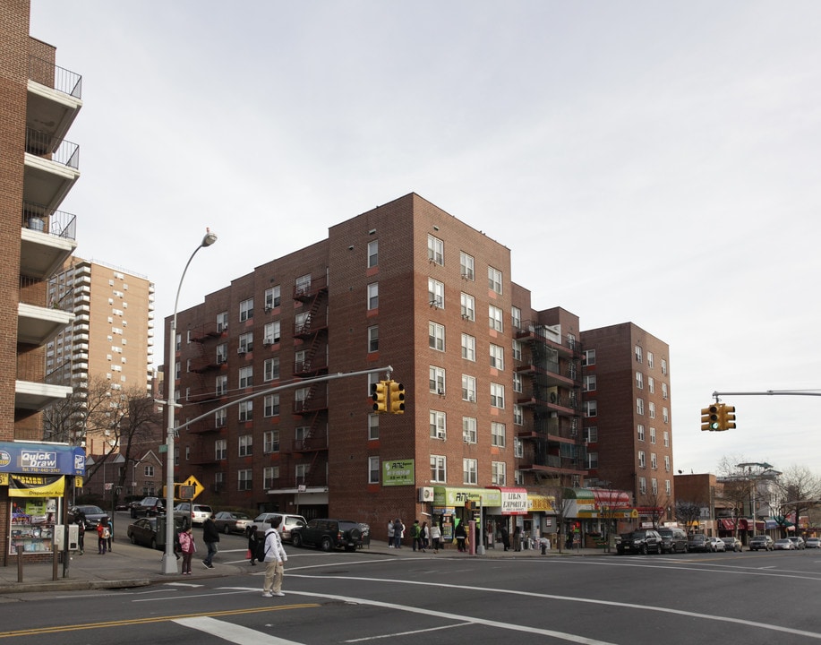 136-04 Main St in Flushing, NY - Foto de edificio