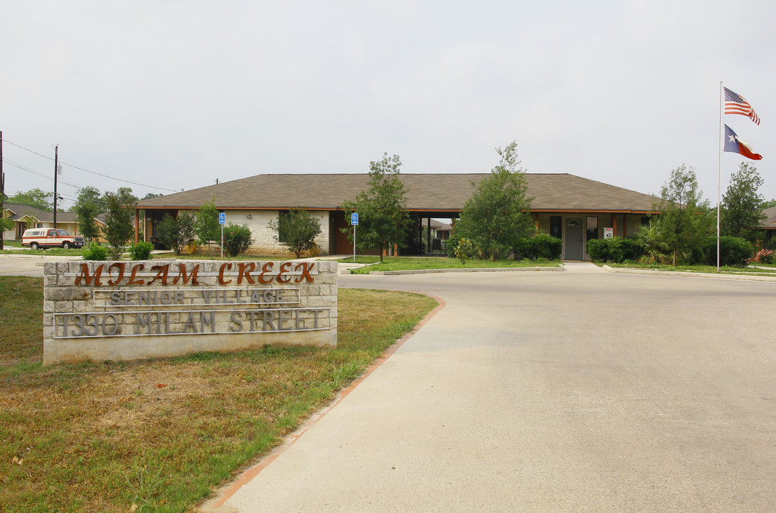 Milam Creek Senior Village in Luling, TX - Foto de edificio