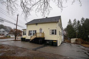 304 Waterman Ave in Smithfield, RI - Building Photo