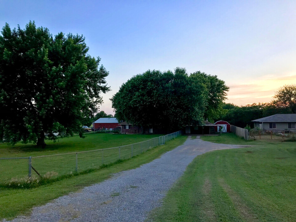 1879 N Oklahoma 74 Service Rd in Crescent, OK - Building Photo