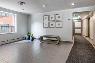 82 Warren Rd in Toronto, ON - Building Photo - Interior Photo